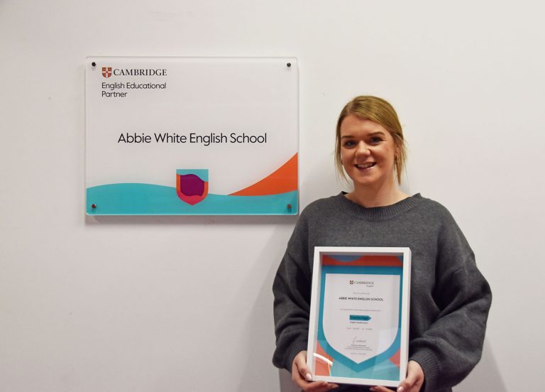 Lee más sobre el artículo Entrevista a Abbie White, directora de ABBIE WHITE ENGLISH, centro homologado por la Universidad de Cambridge